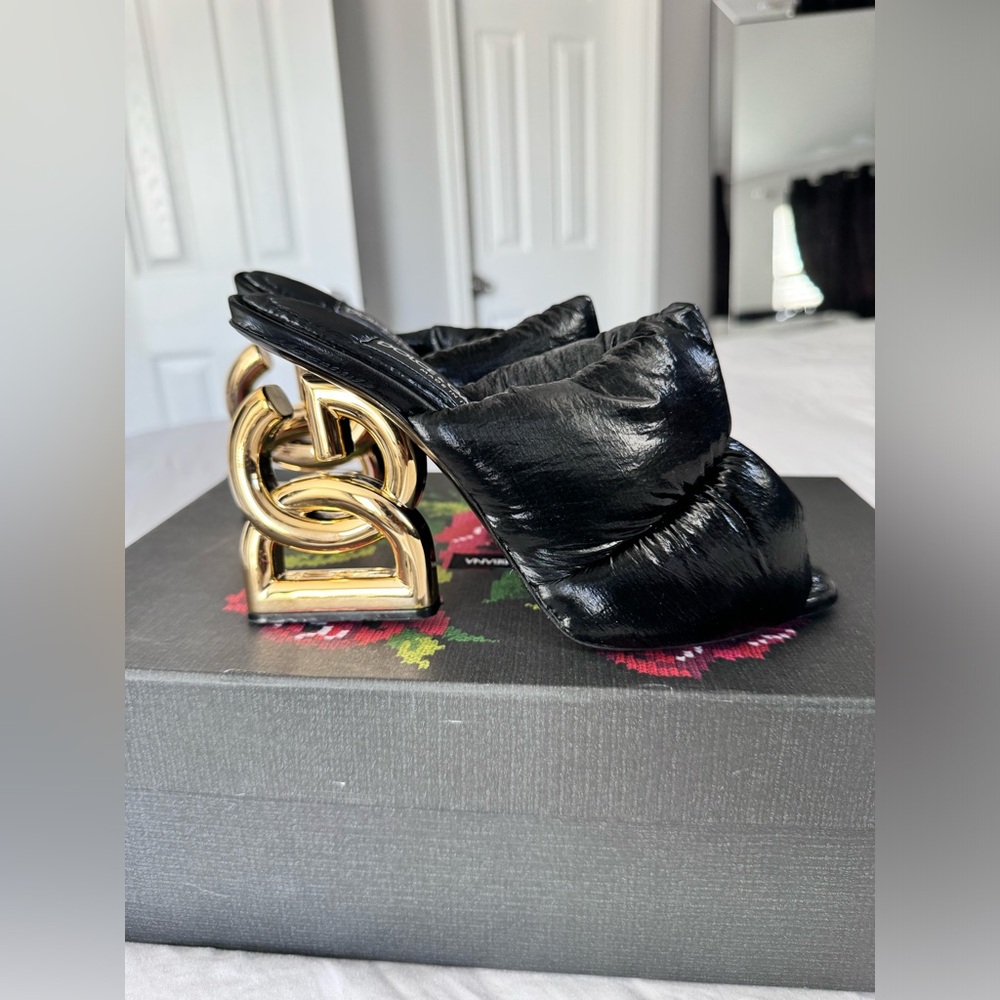 Dolce & Gabbana Logo Heels